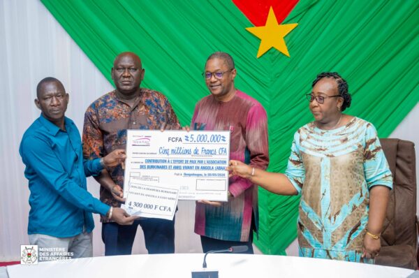 Effort de paix et de développement : la diaspora burkinabè de l’Angola offre un don de 9,3 millions FCFA