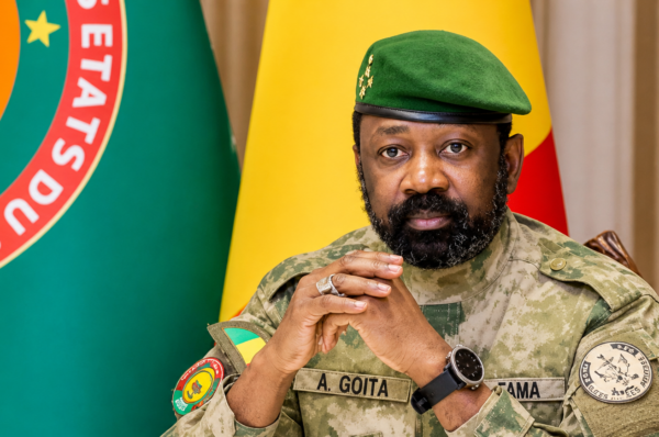Deuil, résistance et détermination : le Mali répond à la terreur