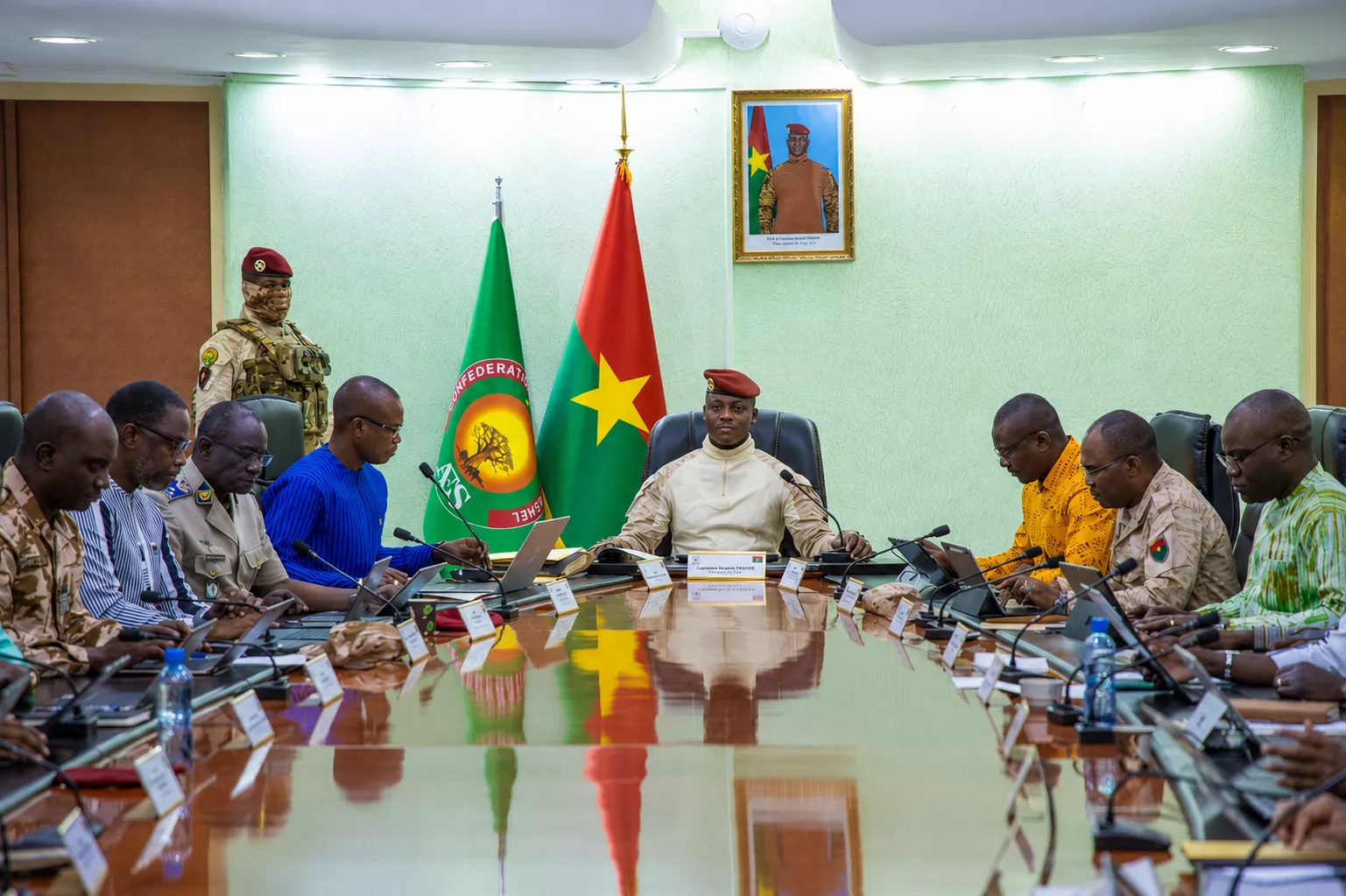 Réforme judiciaire et valorisation des mécanismes endogènes : le Burkina Faso institutionnalise les tribunaux coutumiers.